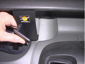 Brodit ProClip pro Renault Trafic/Opel Vivaro/Nissan Primastar 02-10, na střed vpravo