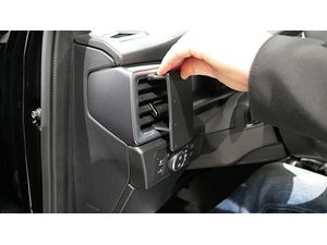 Brodit ProClip montážní konzole na Volkswagen Amarok 24-25, vlevo na mřížku ventilace