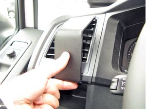 Brodit ProClip Volkswagen T6 Transporter/Pickup/Caravelle 16-20 (bez víka přihrádky),vlevo na mřížku