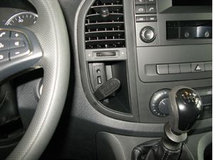 Brodit ProClip montážní konzole pro Mercedes Benz Vito 15-23 (jen manuál), na střed vlevo