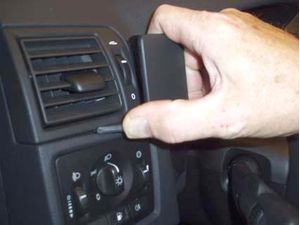 Brodit ProClip Halterung für Volvo V50 04-12, links