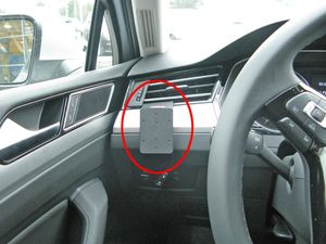 Brodit ProClip pro Volkswagen Arteon 17-24/Passat 15-23/Alltrack 16-23, vlevo pod mřížku