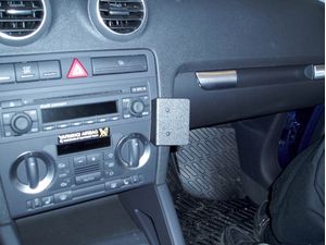 Brodit ProClip montážní konzole pro Audi A3/S3 03-06 (bez BOSE rádia), na střed vpravo