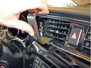 Brodit ProClip montážní konzole pro Kia Ceed 16-18, na střed vlevo