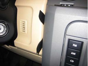 Brodit ProClip pro Land Rover Discovery 3/LR3 05-09 (ne dřevěný dekor), na střed vlevo