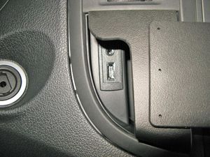 Brodit ProClip montážní konzole pro Mercedes Benz Vito 15-23 (jen automat), na střed vlevo