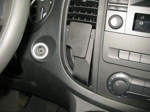Brodit ProClip montážní konzole pro Mercedes Benz Vito 15-23 (jen manuál), na střed vlevo