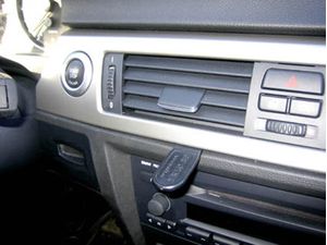 Brodit Proclip pro BMW 318-330/E90/E91/ E92/E93 05-12 (bez navigace, ne dřevěný dekor), na střed