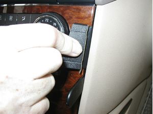 Brodit ProClip pro Mercedes Benz M-Class/ML 05-11 (jen dřevěný dekor), na střed vpravo dolů