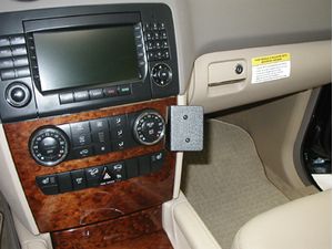 Brodit ProClip pro Mercedes Benz M-Class/ML 05-11 (jen dřevěný dekor), na střed vpravo dolů