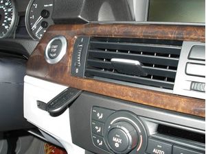 Brodit ProClip ProClip BMW 3 E90, E91, E92, E93 05-12 (doar decor de lemn cu navigație), pe centru